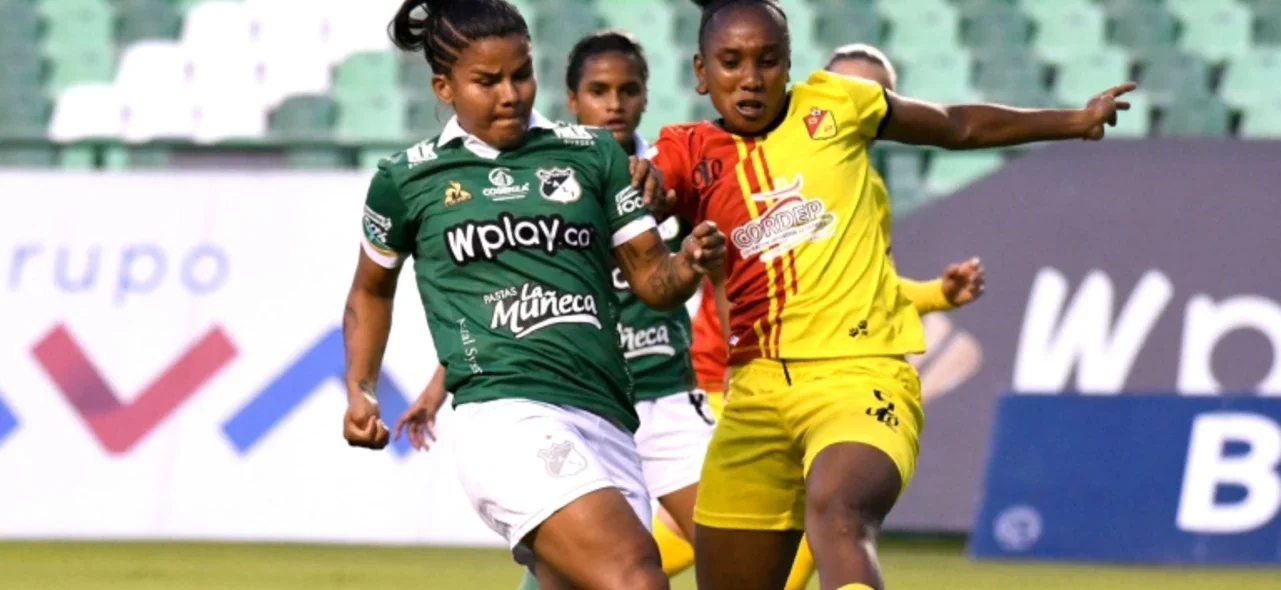 Manuela González (verde) disputa un balón con Angélica Ordóñez - VizzorImage / Oswaldo Paez