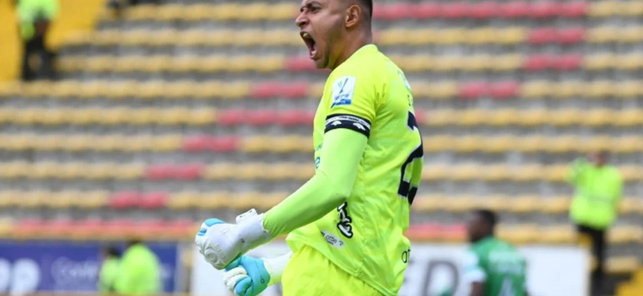 Sergio Román atajó una pelota vital para Patriotas - VizzorImage / Samuel Norato