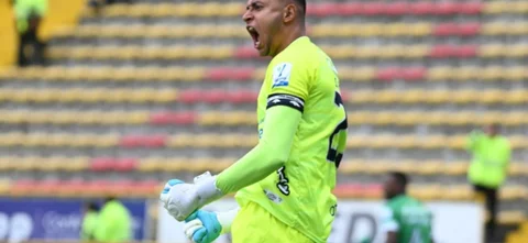Sergio Román atajó una pelota vital para Patriotas - VizzorImage / Samuel Norato