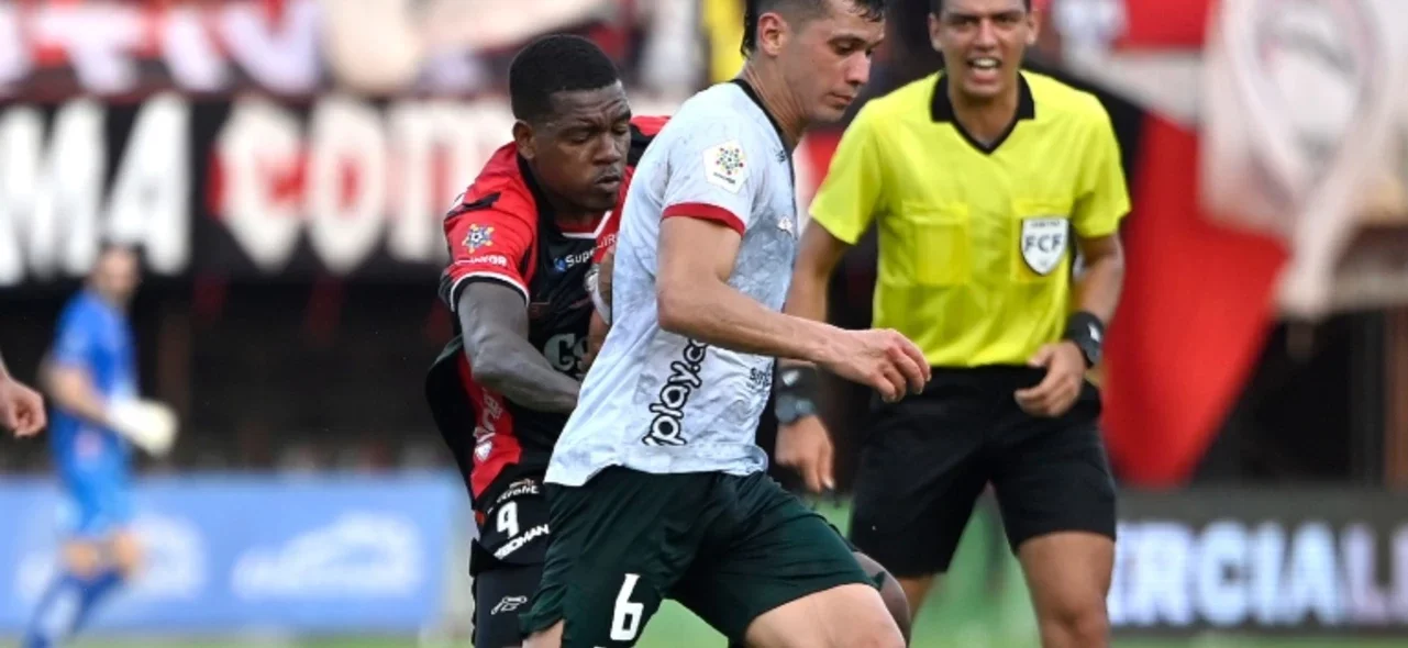 Yilmar Filigrana persigue a Yimmar Salas - VizzorImage / Juan Pablo Bayona