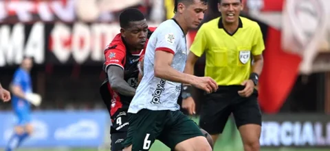 Yilmar Filigrana persigue a Yimmar Salas - VizzorImage / Juan Pablo Bayona