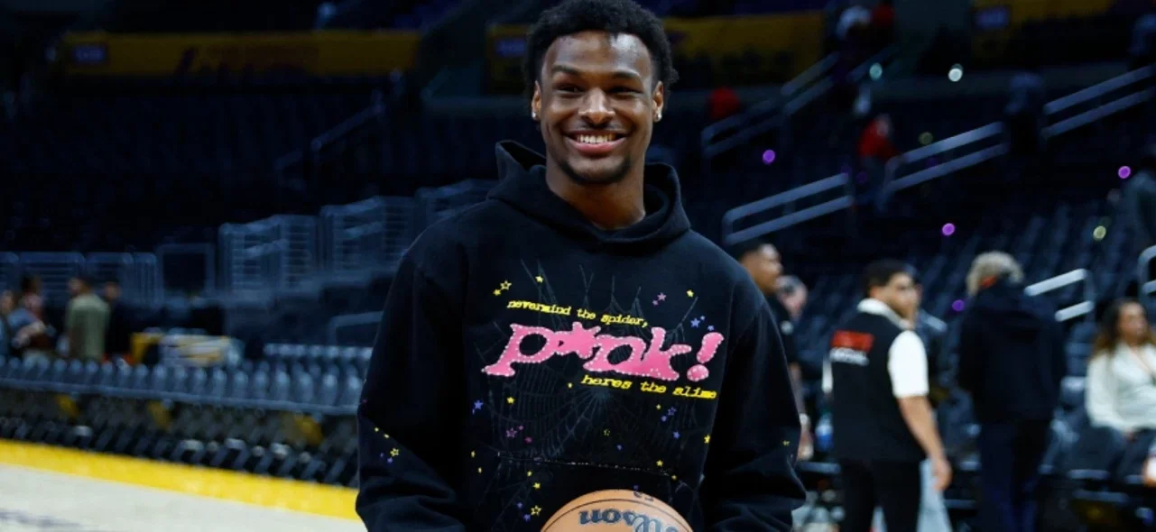 Bronny James está fuera de peligro tras sufrir paro cardíaco en entrenamiento. / Foto: AFP.