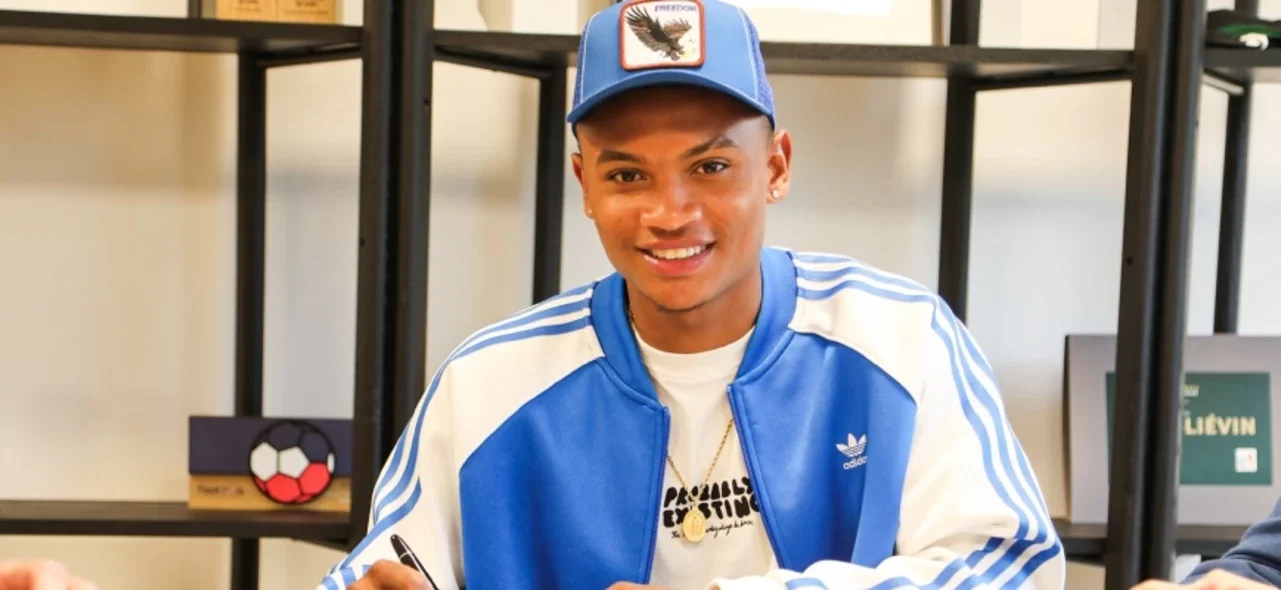 Óscar Cortés fue presentado como jugador de Lens. Tiene contrato hasta el año 2028. / Foto: Twitter Lens.