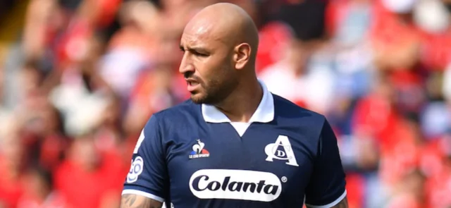 Esta es la situación que atraviesa Diego Novoa en América. / Foto: Vizzorimage.