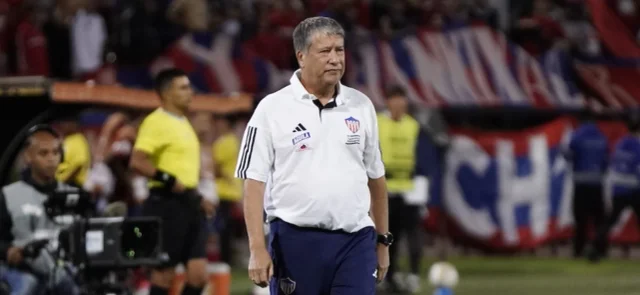 Hernán Darío 'Bolillo' Gómez y su 'castigo' a jugador de Junior. / Foto: Vizzorimage.