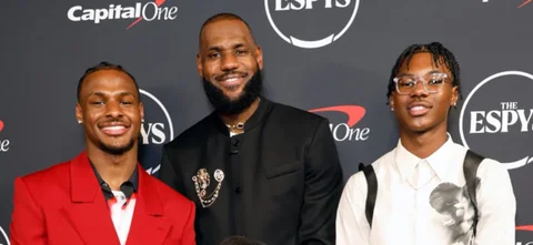 LeBron James y sus hijos - Foto: AFP