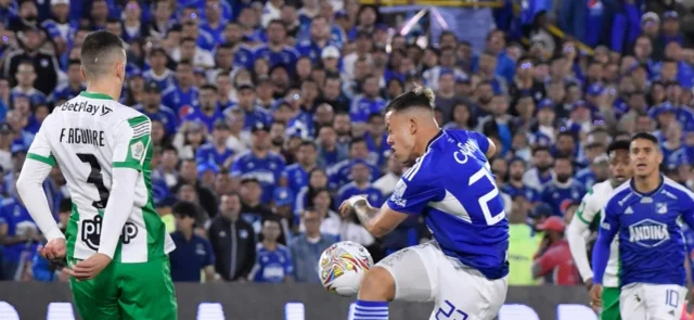 Leonardo Castro vs. Nacional - Foto: VizzorImage/Gabriel Aponte