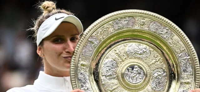 Vondrousova se quedó con Wimbledon al derrotar a Jabeur 6-4 y 6-4. / Foto: AFP.