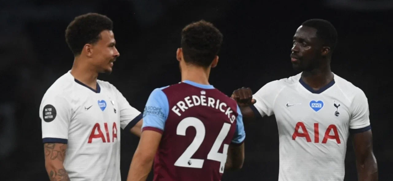 Dele Alli y Dávinson Sánchez después de un partido de Tottenham contra Aston Villa - AFP