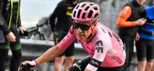 Rigoberto Urán montado en su bicicleta - AFP