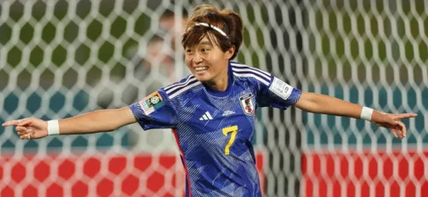 Este fue el noble gesto que tuvo Japón en su debut en el Mundial Femenino. / Foto: Twitter FIFA.