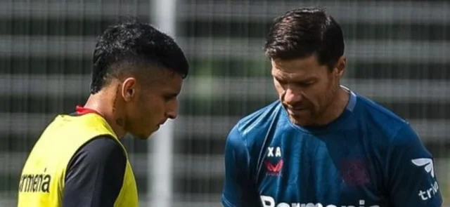 Xabi Alonso junto a Gustavo Puerta en pretemporada 2023/24 - Instagram: @bayer04fussball