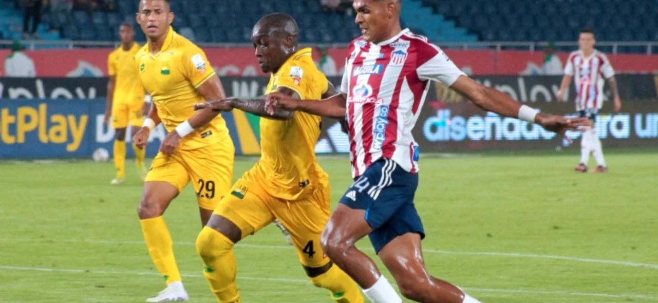 Haider Borja (amarilla) y Homer Martínez (rojiblanco) en disputa por un balón - VizzorImage / Jesus Rico