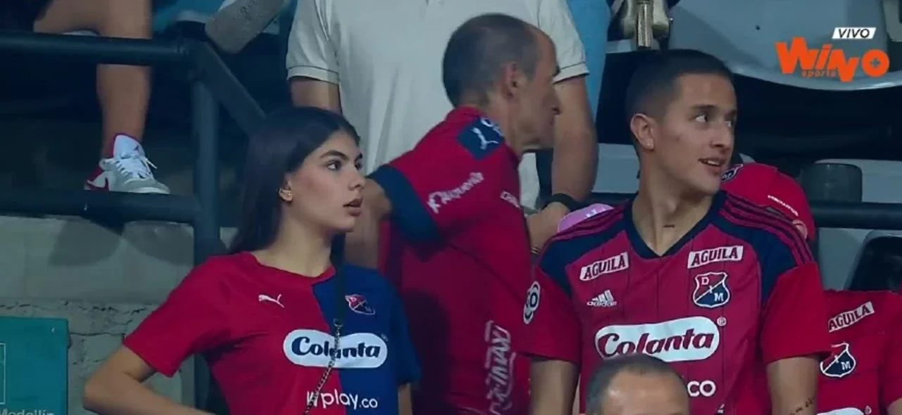 Hinchas de Medellín en la Kiss Cam en el Atanasio Girardot.