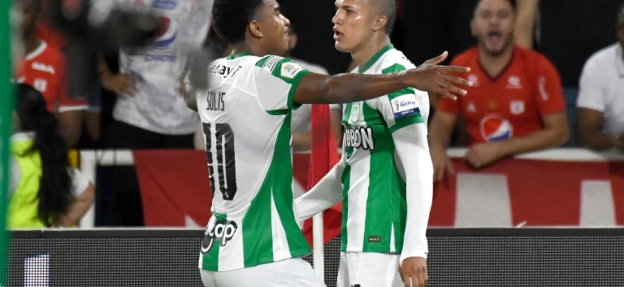 Jhon Solís celebra el gol de su compañero Nelson Deossa - VizzorImage / Oswaldo Paez