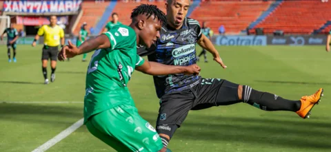 Joiner Moreno busca despejar un balón y Daniel Londoño quiere evitarlo - VizzorImage / Donaldo Zuluaga