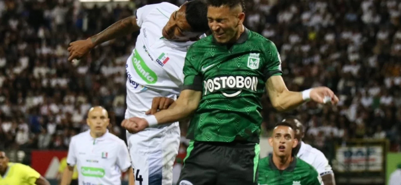 Jorge Cardona disputa un balón aéreo con Andrés Salazar - Twitter: @oncecaldas