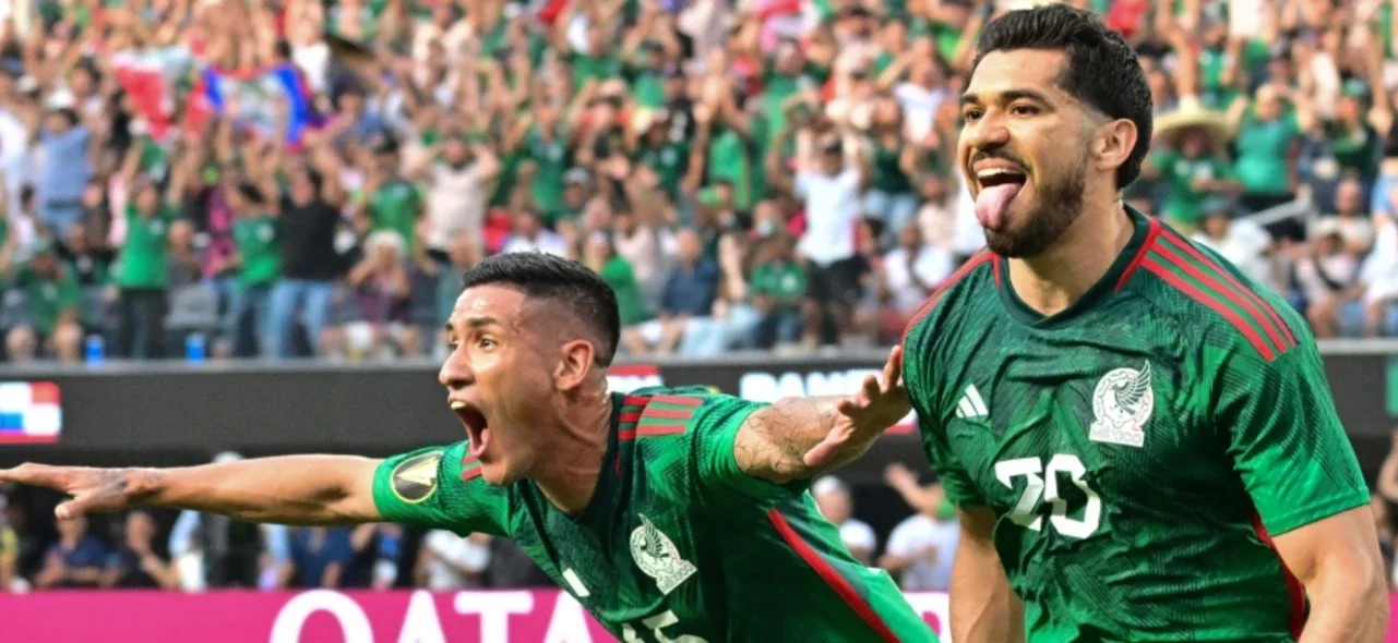 Uriel Antuna y Henry Martin celebran el gol de México - AFP