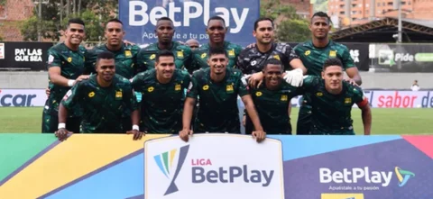 Bucaramanga por poco abre el marcador ante Huila. / Foto: Vizzorimage.