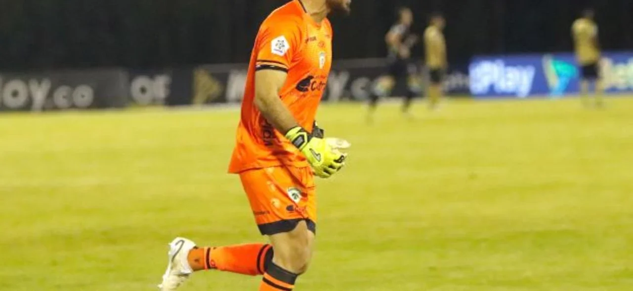 Gran atajada de Ortega | Foto: VizzorImage / Andrés Álvarez