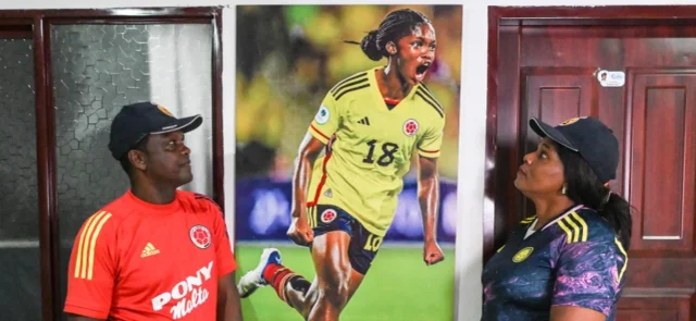 Los padres de Linda Caicedo, Mauro Caicedo y Herlinda Alegría, admiran una foto de su hija - AFP