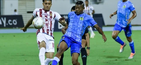 Yeison Guzmán disputa un balón con Juan Felipe Parra - VizzorImage / Jose D. Martinez