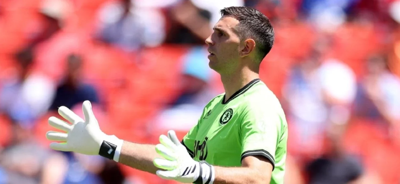 Dibu Martínez salió humillado en el arranque de la Premier League. / Foto: AFP.