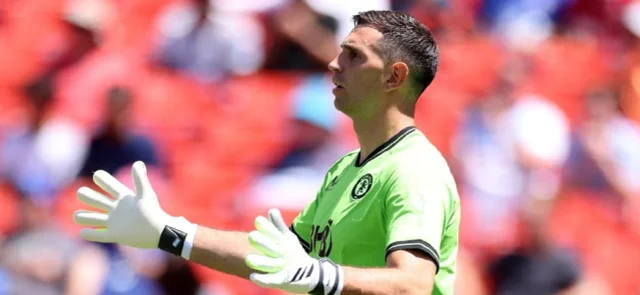 Dibu Martínez salió humillado en el arranque de la Premier League. / Foto: AFP.