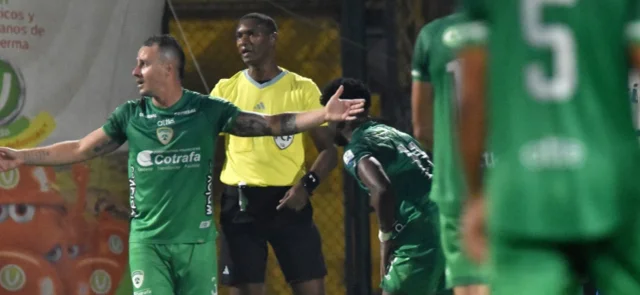 Episodio en el que el juez de línea fue agredido. Foto: VizzorImage / Felipe Caicedo