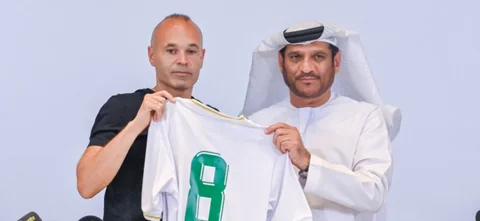 Iniesta junto al presidente del club, Youssef Al Batran- AFP