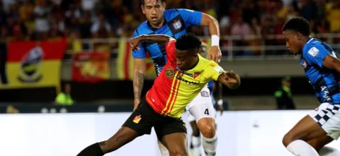 Jordy Monroy protege el balón de Henry Plazas - VizzorImage / Pablo Bohorquez