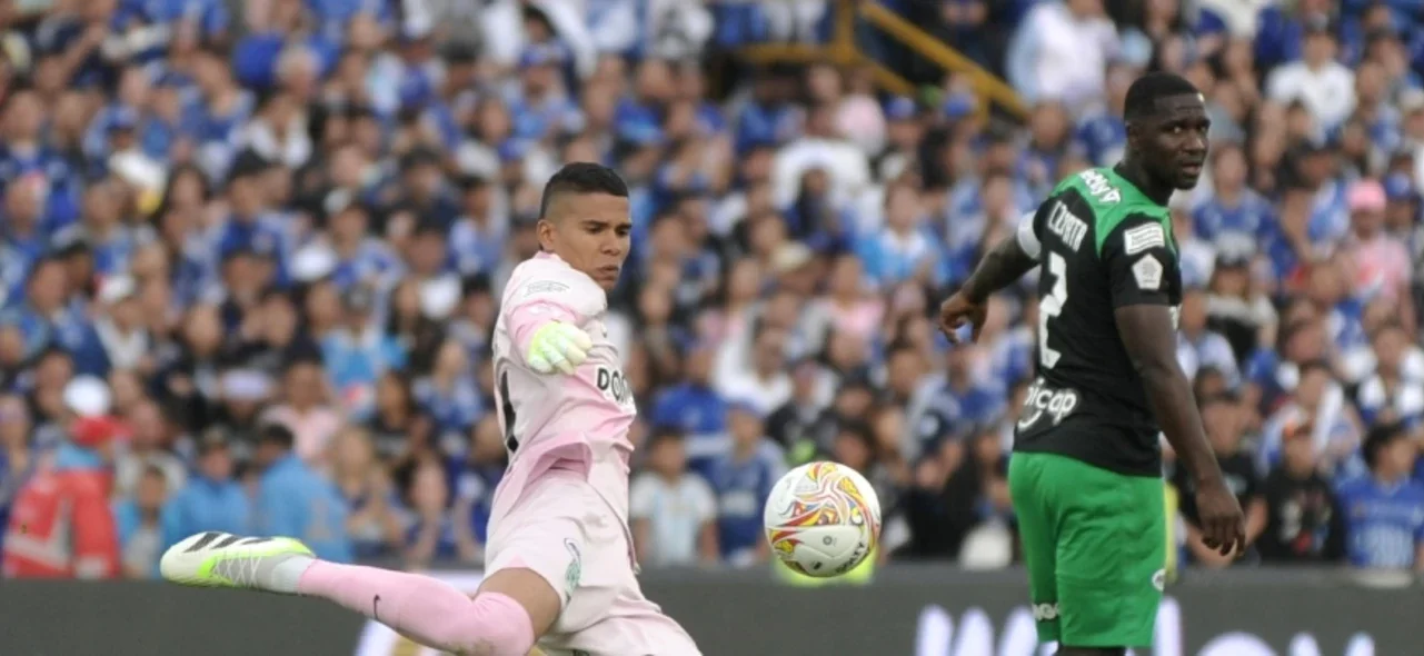 Kevin Mier y Cristian Zapata. Foto: VizzorImage / Luis Ramirez