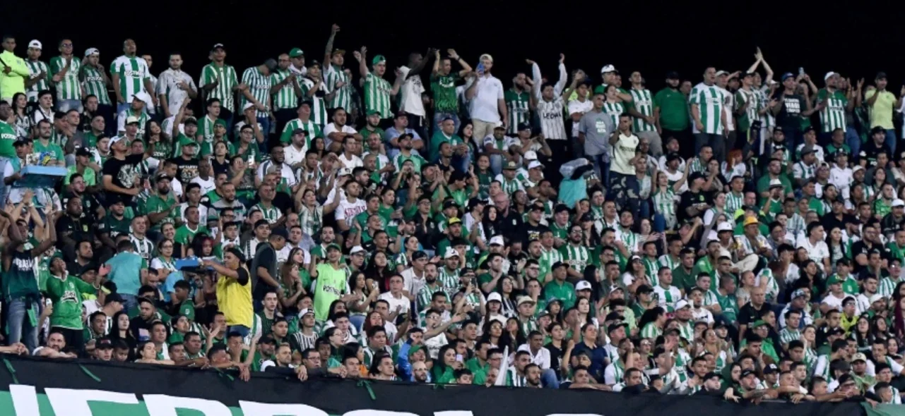 Hinchada de Atlético Nacional - Foto - VizzorImage - Luis Benavides