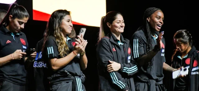 ste fue el regalo que recibieron las jugadoras de la selección Colombia de una estrella musical. / Foto: FCF.