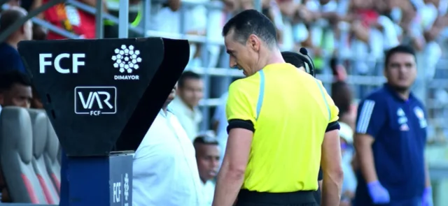 Norma respalda decisión de Wilmar Roldán en polémico penal. / Foto: Vizzorimage.