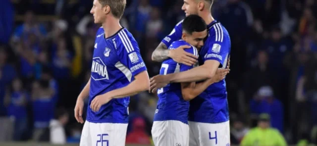 Stiven Vega con Juan Pablo Vargas y Andrés Llinás - Foto: VizzorImage/ Gabriel Aponte