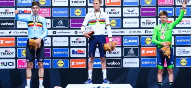Van der Poel llegó en solitario para ponerse la camiseta arco iris. / Foto: AFP.