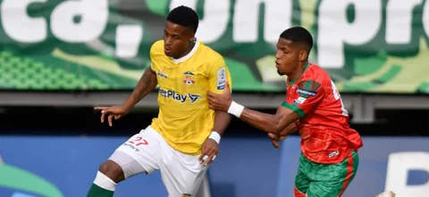 Jhon Navia (amarillo) y Sebastián Gamboa (rojo) en la disputa por el balón - VizzorImage / Gabriel Aponte