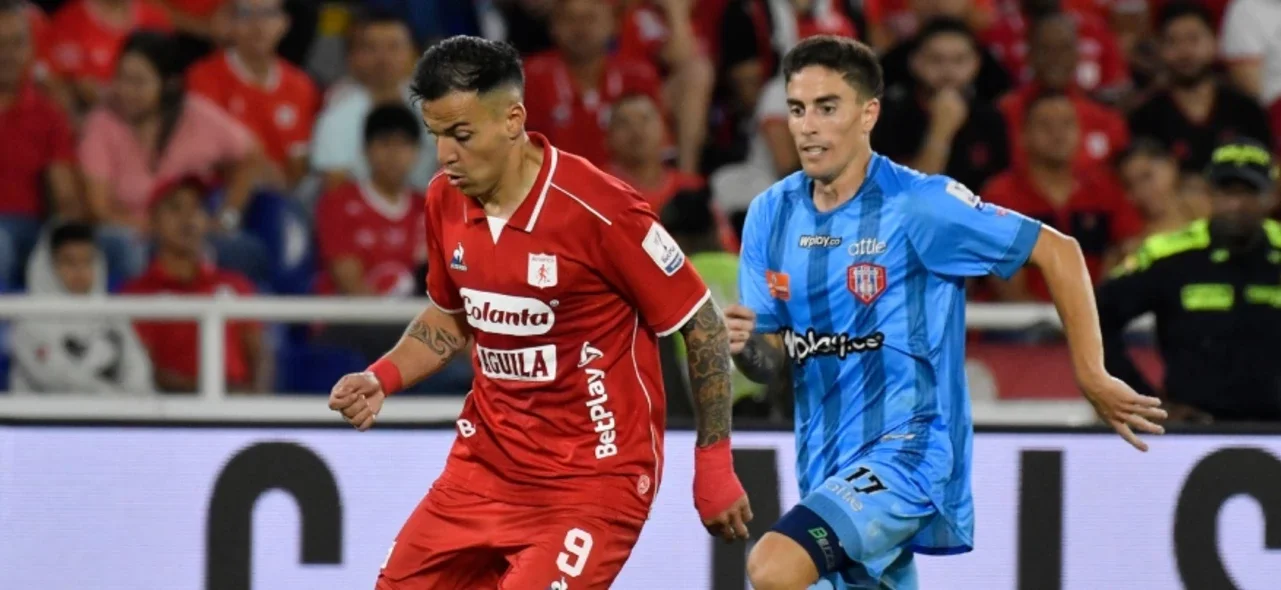 Facundo Suárez protege el balón de Gonzalo Lucero - VizzorImage / Gabriel Aponte