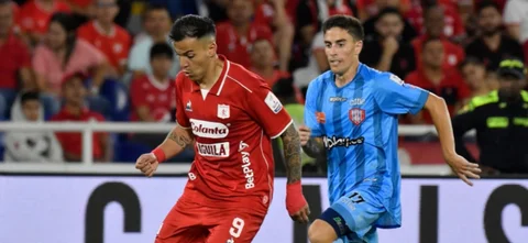 Facundo Suárez protege el balón de Gonzalo Lucero - VizzorImage / Gabriel Aponte