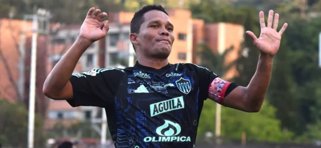 Carlos Bacca - Delantero de Junior de Barranquilla - VizzorImage / Luis Benavides