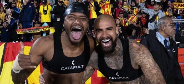 Carlos Ramírez y Juan Sebastián Quintero celebran el paso a cuartos de final - @DeporPereiraFC