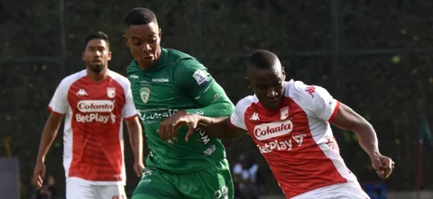 David Camacho (verde) pelea una pelota con Dairon Mosquera (rojo) - VizzorImage / Felipe Caicedo