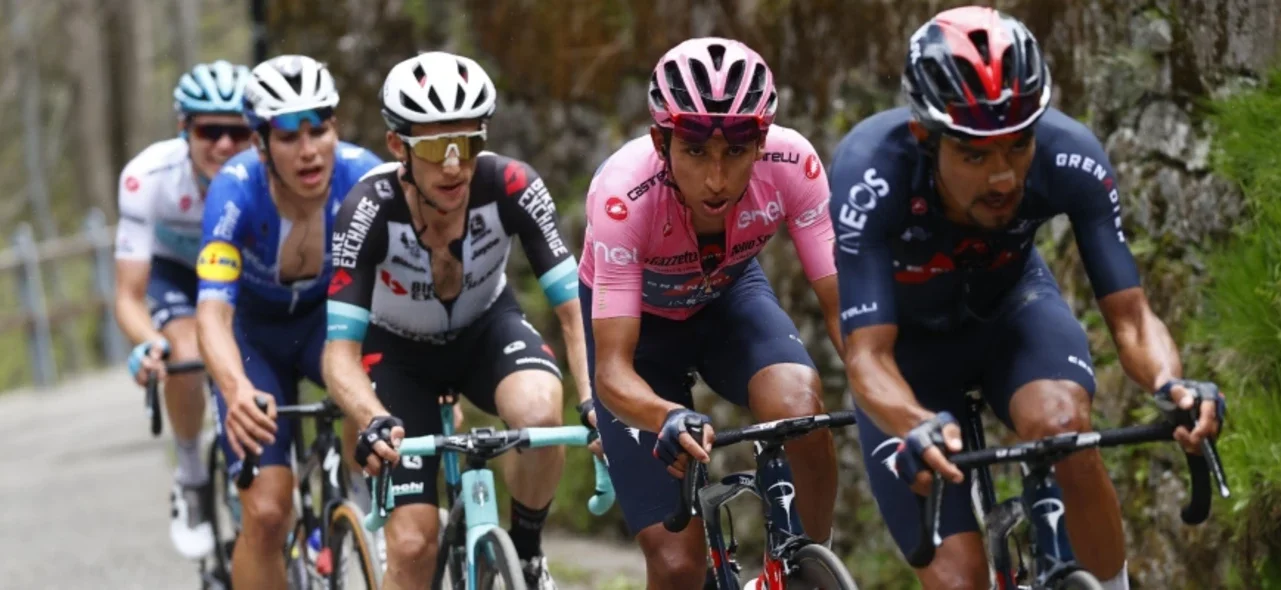 Daniel Martínez lidera y Egan Bernal le sigue - AFP