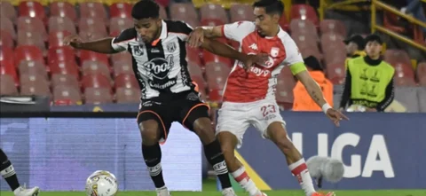 Ever Meza combate un balón con Fabián Sambueza - VizzorImage / Luis Ramirez