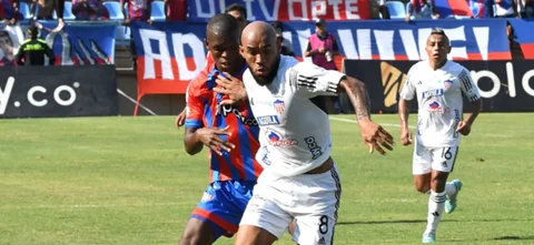 Freddy Hinestroza protege el balón de Jean Colorado - VizzorImage / Miguel Vermeire Tamer