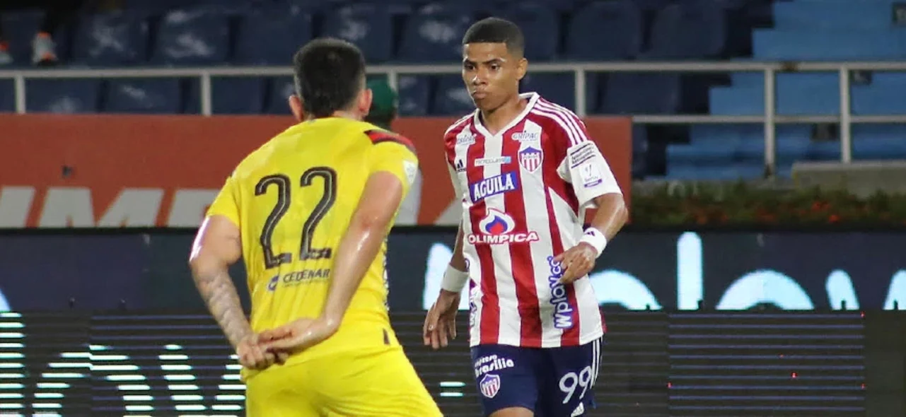 José Enamorado (rojiblanco) busca sobrepasar a Israel Alba (amarillo) - VizzorImage / Jairo Cassiani