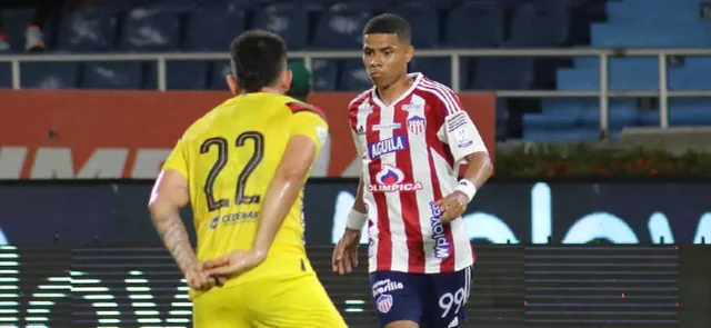 José Enamorado (rojiblanco) busca sobrepasar a Israel Alba (amarillo) - VizzorImage / Jairo Cassiani