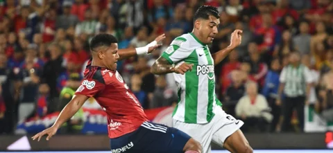 Jaime Alvarado y Jefferson Duque en la disputa por un balón - VizzorImage / Luis Benavides