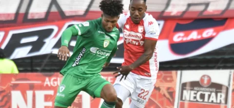 Joan Castro (verde) defiende un balón de Ever Valencia (rojo) - VizzorImage / Luis Ramirez